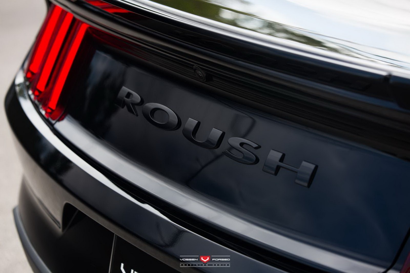 Угрожающий 2015 Roush Mustang на дисках Vossen